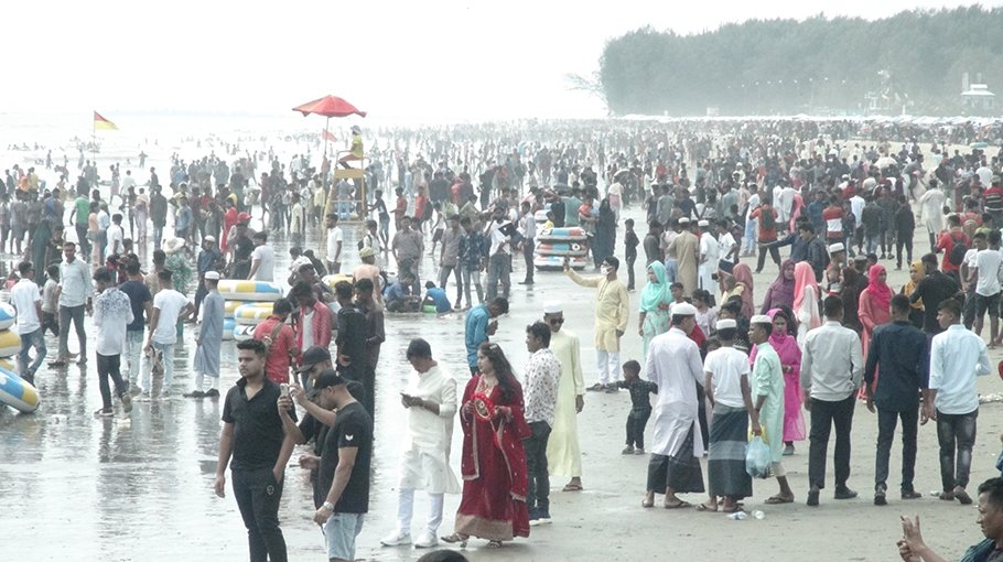 Hostile weather not a barrier to Cox’s Bazar tourists during Eid holidays