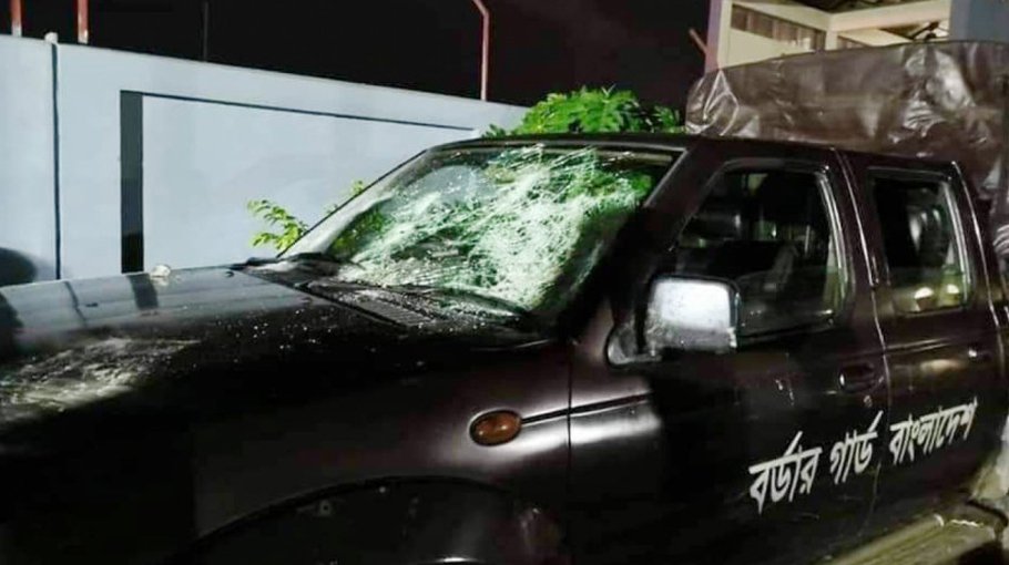 Smugglers attack BGB in Cumilla