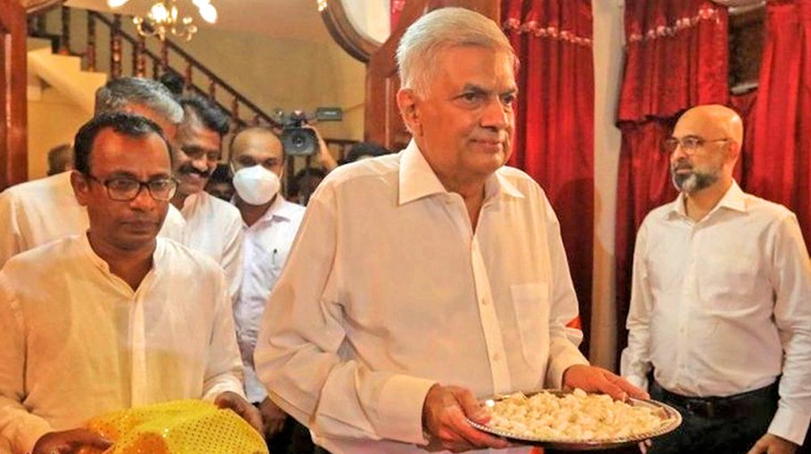 Sri Lanka’s new PM struggles to form unity govt