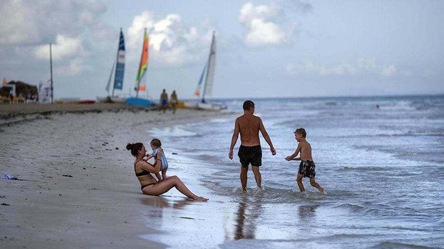 White House moves to loosen remittance, flight rules on Cuba