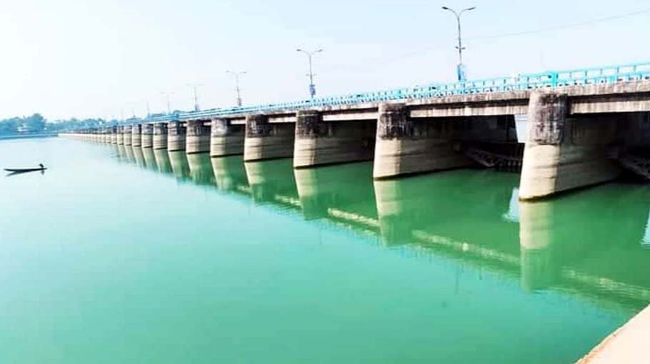 Teesta swells:  44 gates of Barrage kept open