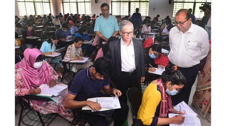 Admission test of DU ‘D’ unit concludes peacefully