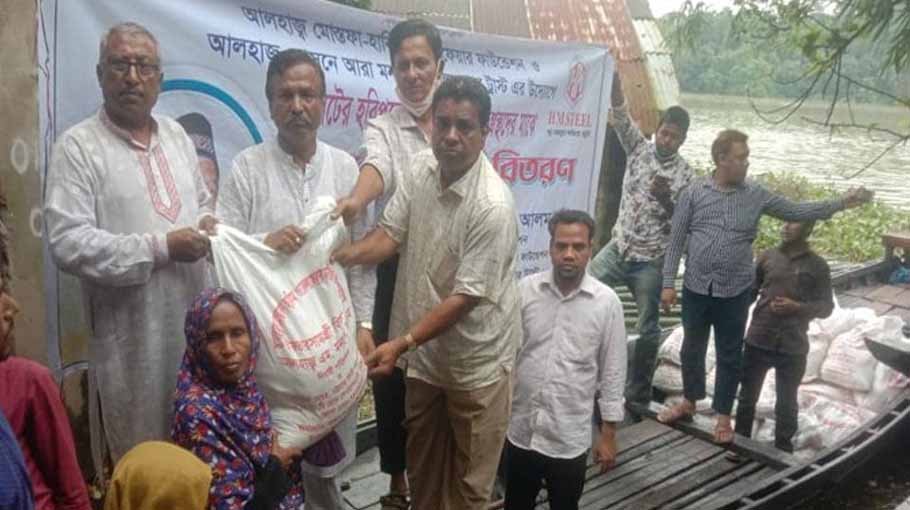 Former CCC mayor helps waterlogged people in Sylhet