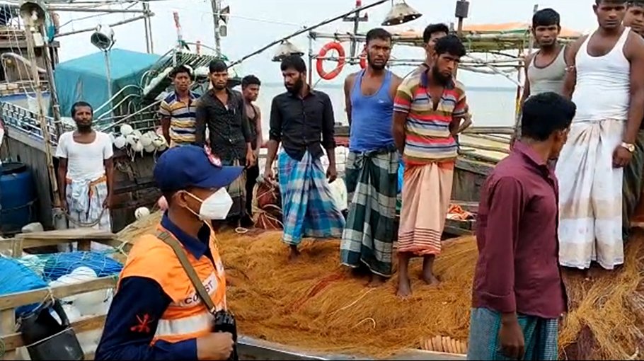 79 fishermen detained in Hatia for defying fishing ban