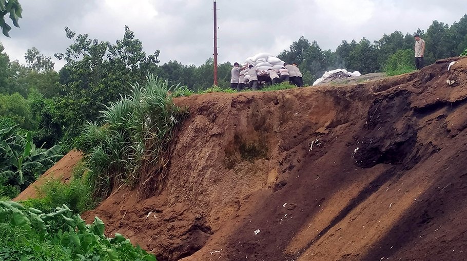Mindless agro waste dumping chokes canal in Mirsharai