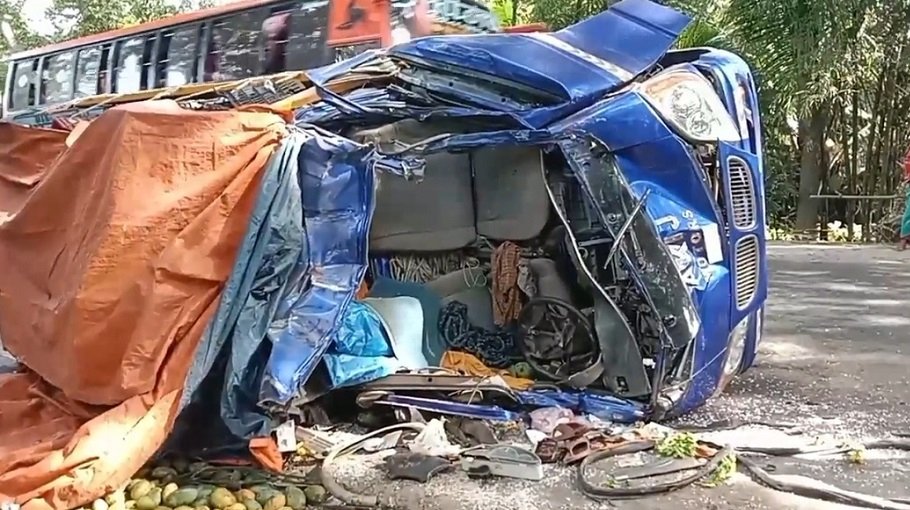 Two injured in bus-pickup collision in Madaripur