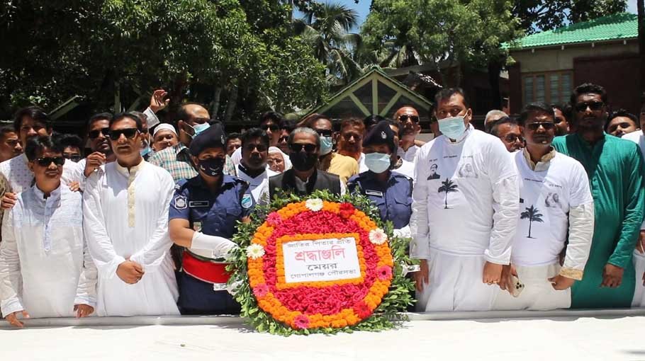 New Gopalganj mayor pays  tribute to Bangabandhu