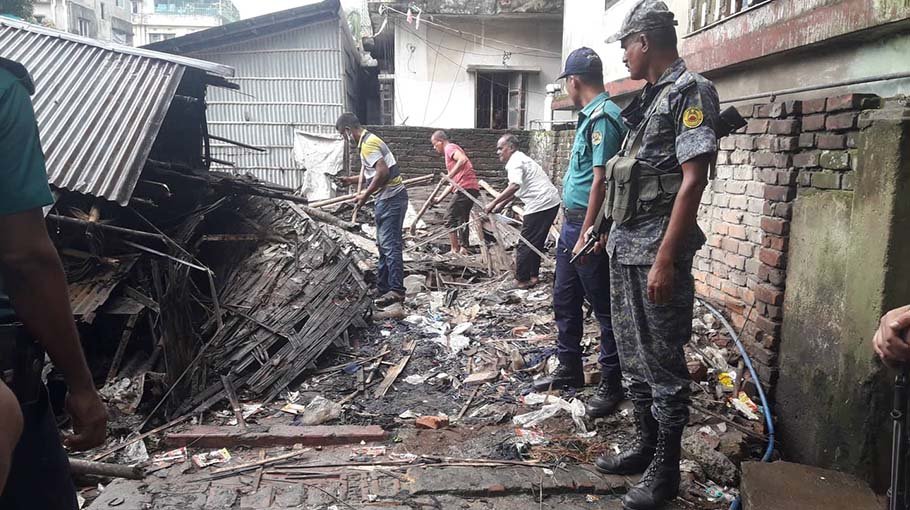 CCC ‘Striking Force’ removes illegal structures on roads, footpaths