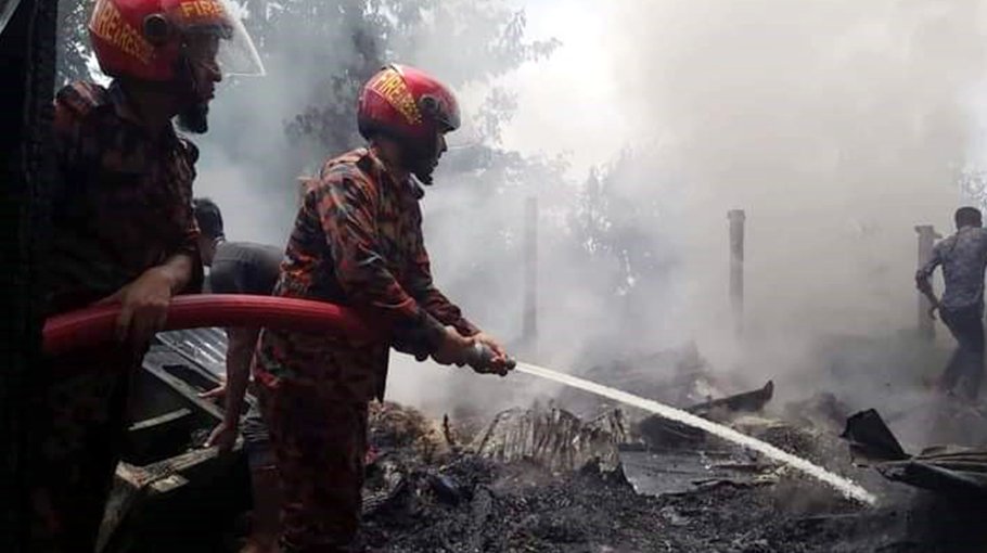 5 houses gutted in Mirsharai