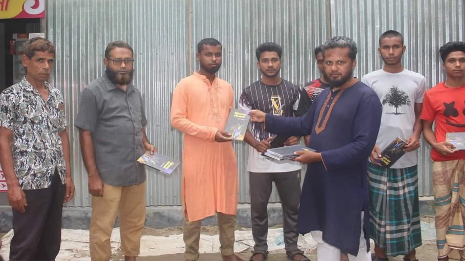 Teens in Sarishabari get educational books