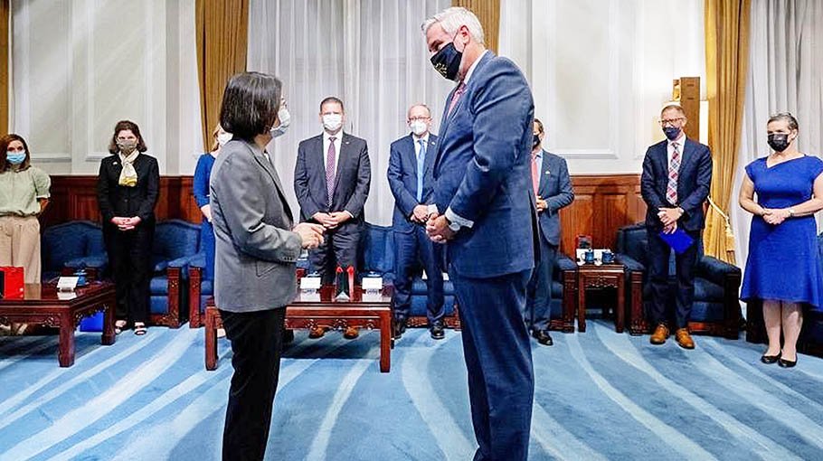 Taiwan touts ‘democracy chips’ in meeting with US state governor