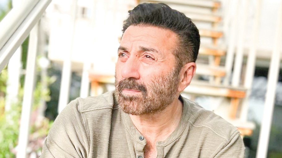 Social media keeps out-of-job people busy, quips Sunny Deol