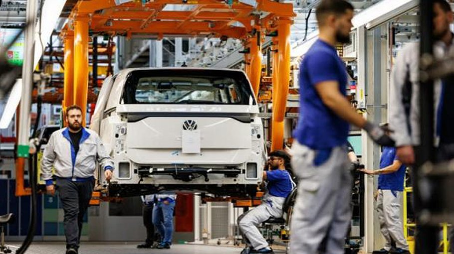 US industrial output dips in August on drop in electricity output