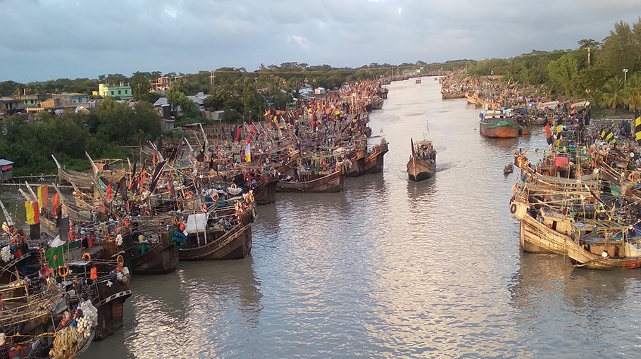 Fishing trawlers in coastal areas rush towards safe shelter   
