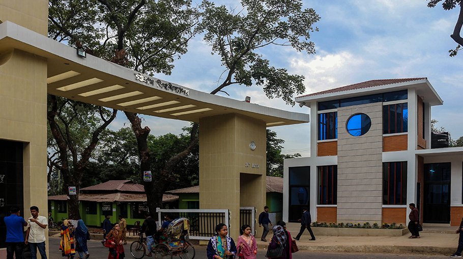 CU announces punitive action against blocking gate, train