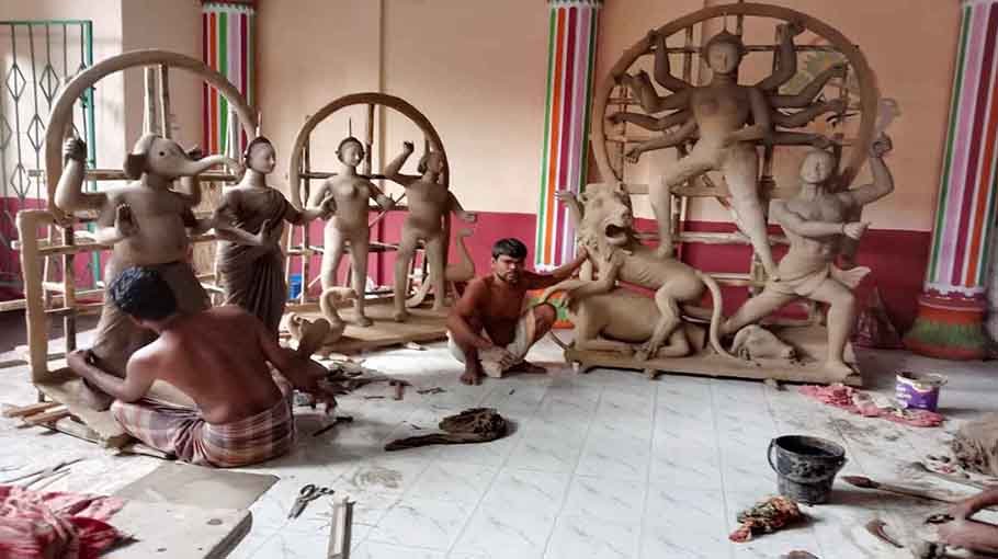 29 Puja Mandaps in Ishwardi ready, idol makers pass busy days