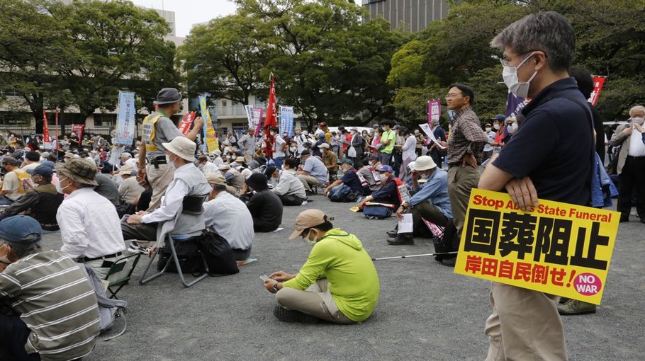 Hundreds demand cancellation of Abe’s state funeral