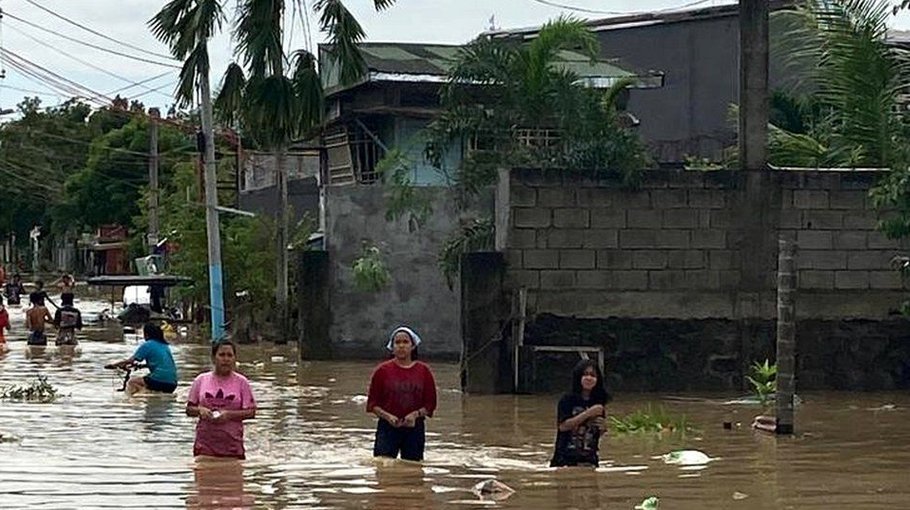 Five rescuers dead as typhoon hits  Philippines