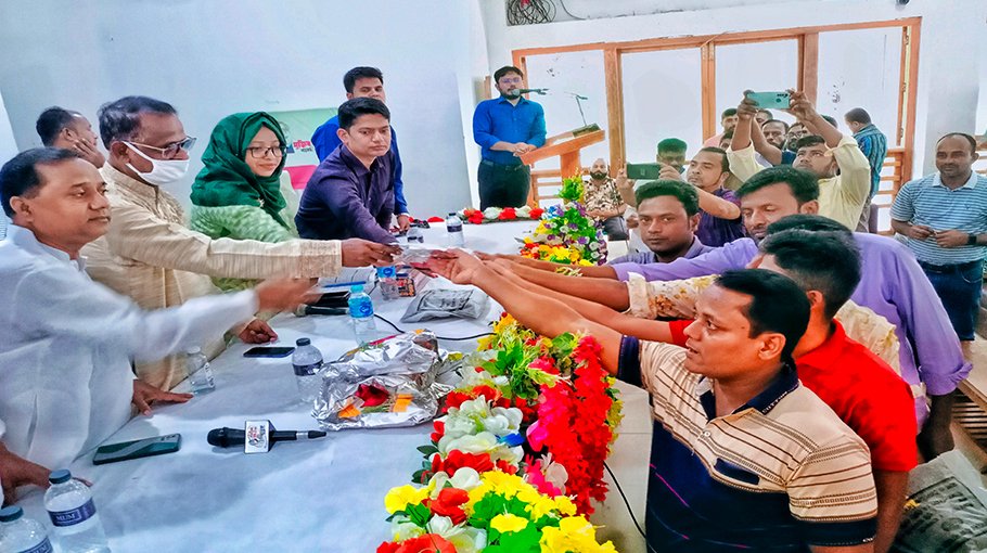 Onion, seeds, fertilisers distributed among farmers in Jhenaidah 