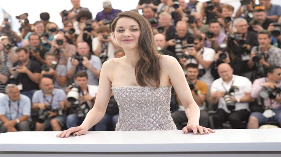Oscar winners chop off their hair for protesters in Iran