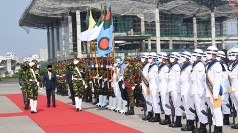 Bangladesh rolls out red carpet  to welcome Brunei Sultan