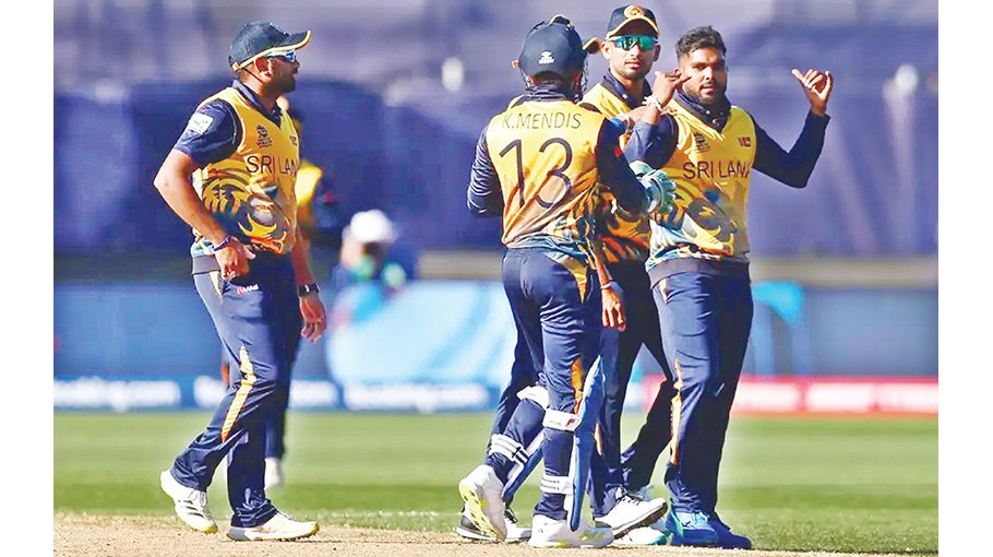 Mendis' 79, spinners steer Sri Lanka into Super 12s