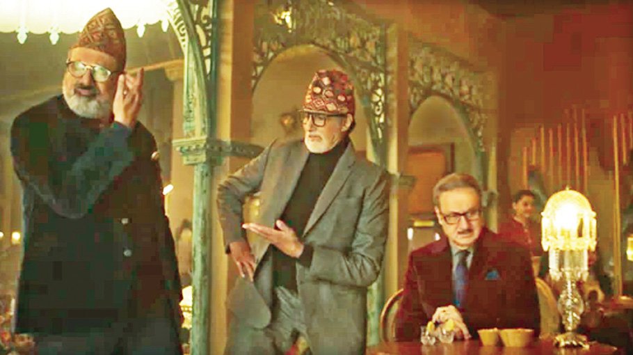 Amitabh Bachchan, Anupam Kher in a joyous dance number