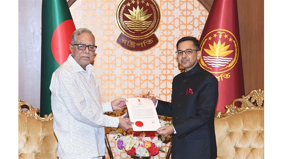 New Indian HC presents credentials, pays respect to Bangabandhu