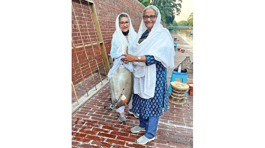 Photos of PM Hasina and Sheikh Rehana fishing win over netizens