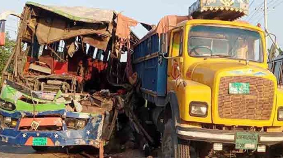 One killed in bus-truck  collision in Mirsharai