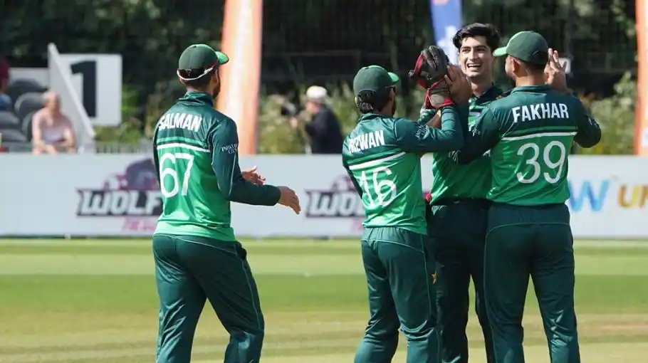 Pakistan show signs of life with Dutch win
