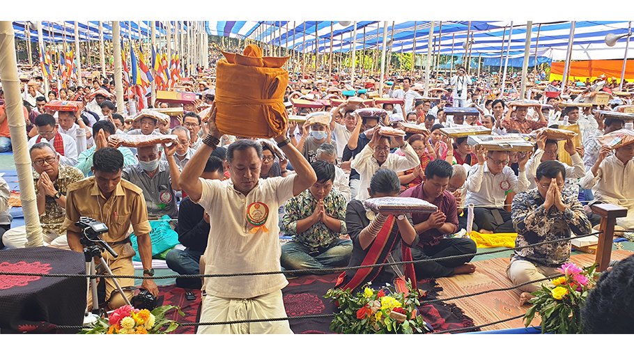 Kathin Chibar Dan ends at Rangamati Rajban Bihar