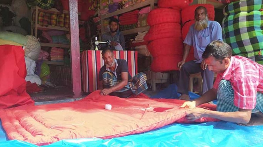 Artisans busy making comforters in Jibannagar