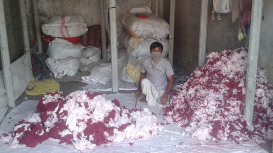 Blanket makers of Pabna busy as winter approaches 