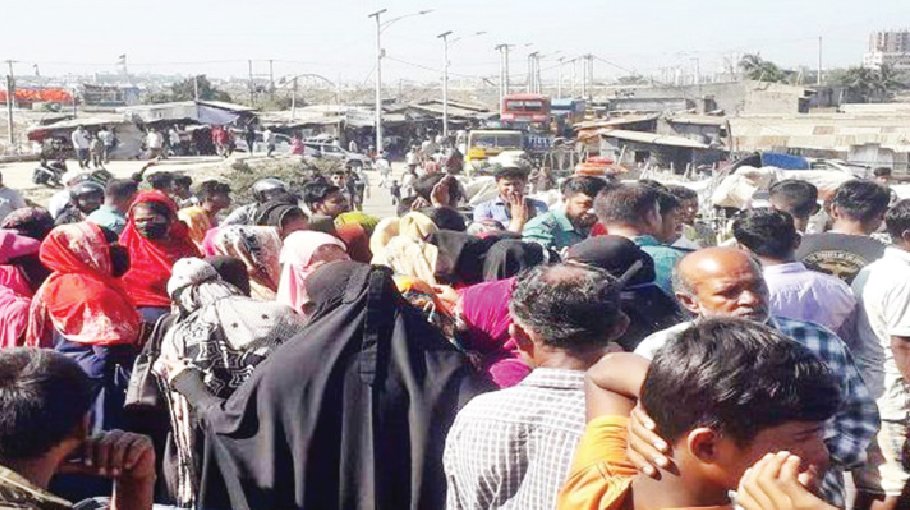 Workers of closed garments factory take to the street demanding dues