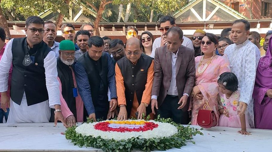 Jhenaidah DC chairman pays tribute to Bangabandhu