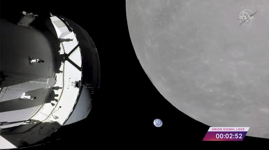 NASA capsule buzzes moon, last big step before lunar orbit