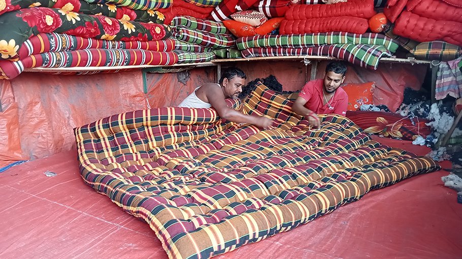 Blanket makers of Patuakhli get busy with winter creeps in