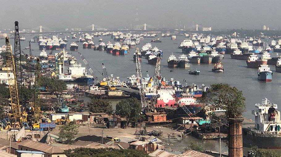 Ship workers in Ctg go on strike
