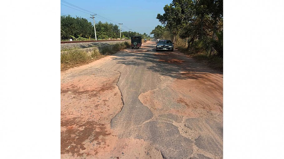 Ishwardi roads in dire condition, passengers suffer