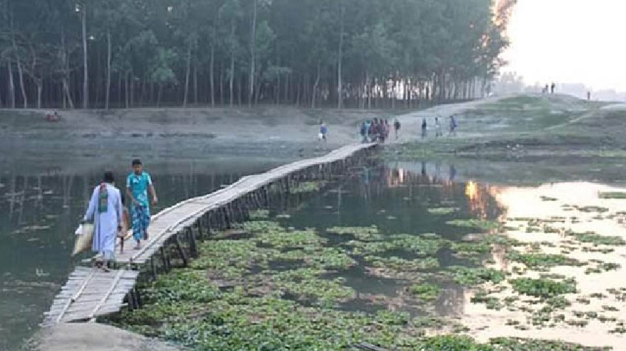 Human chain protest demanding bridge in Sarishabari