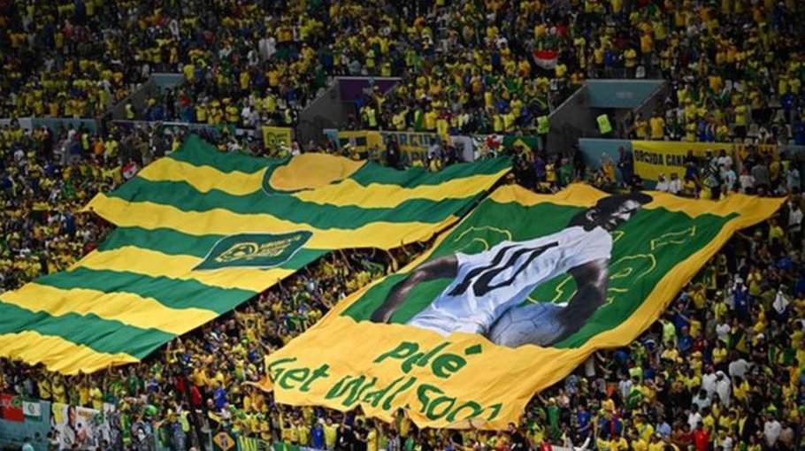 Qatar stands in tribute to Pele