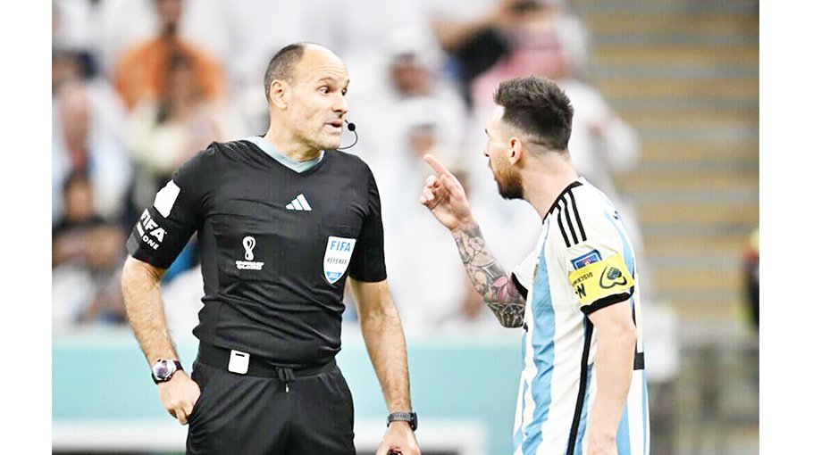 Messi slams   referee after Argentina win   on penalties