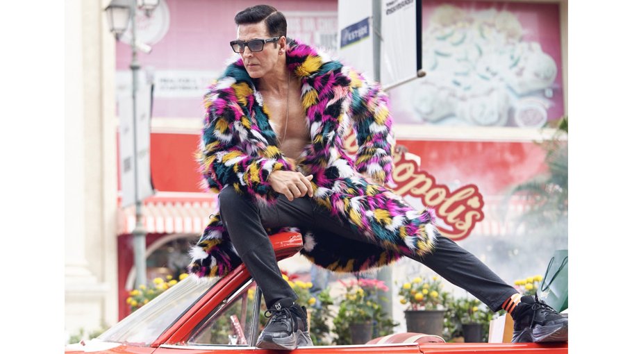 Akshay's funky look trends on social media