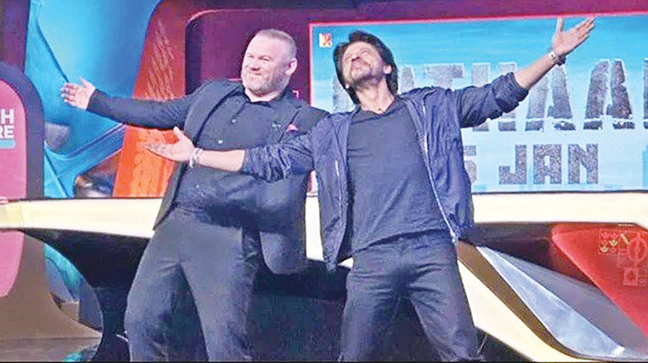 Rooney recreates SRK’s signature pose