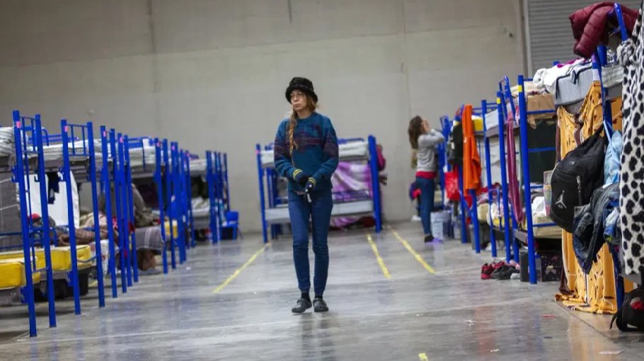 US border cities strained ahead   of expected   migrant surge