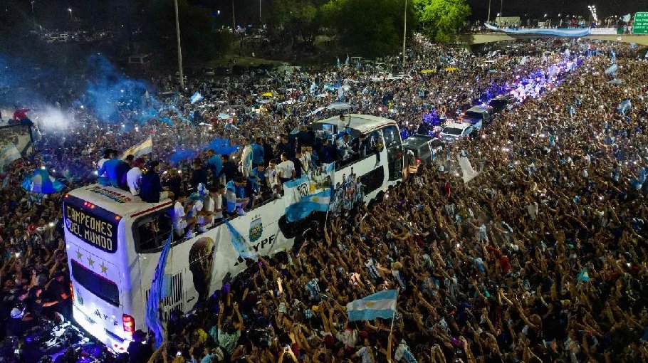 Huge crowds welcome Argentina team
