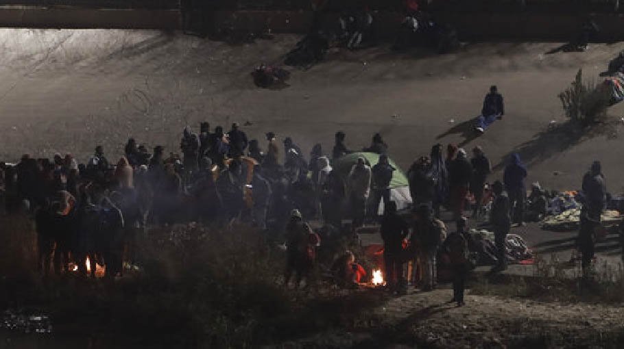 Tens of thousands  wait for asylum on  US-Mexico border