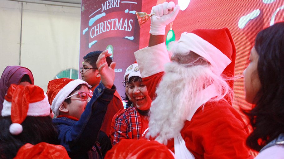 Christmas celebrated with prayers for an end to war