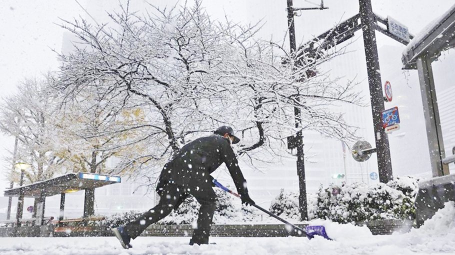 Heavy snow in Japan leaves 17 dead, dozens injured